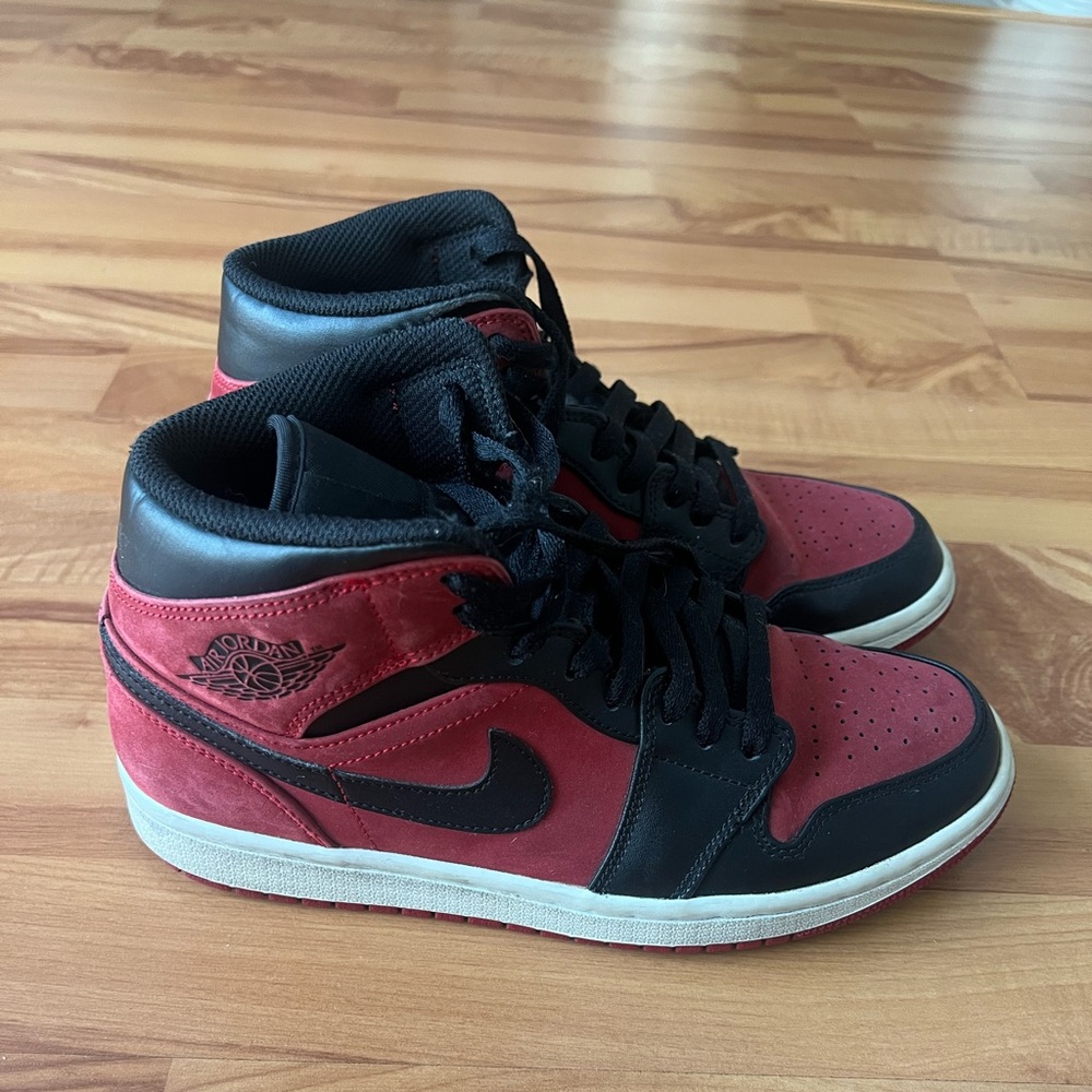 Nike Black and Red Mid-Top Sneakers(Pre-owned)